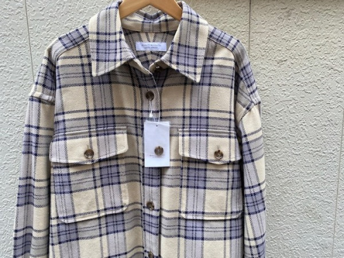 レディースファッションのシャツ