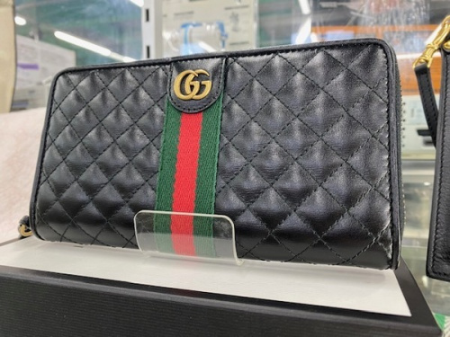 ラウンドファスナー長財布のGUCCI
