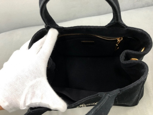 ハンドバッグのPRADA