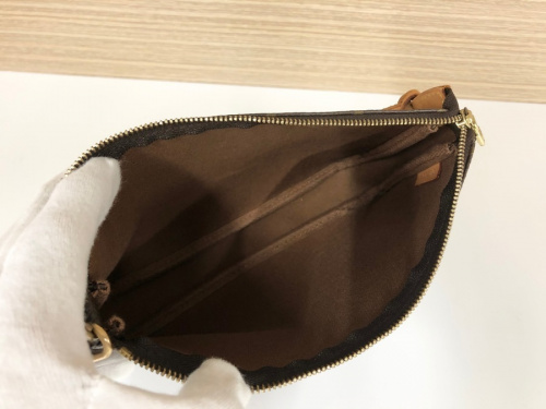 ハンドポーチのLOUIS VUITTON