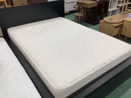 家具のダブルベッド