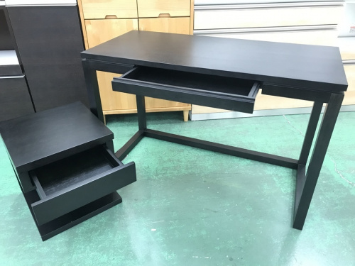 家具のナイトテーブル