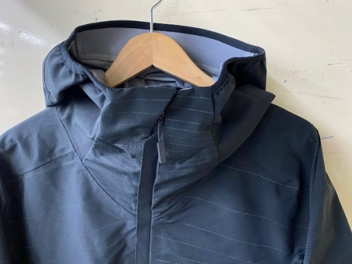 ジャケットのDESCENTE