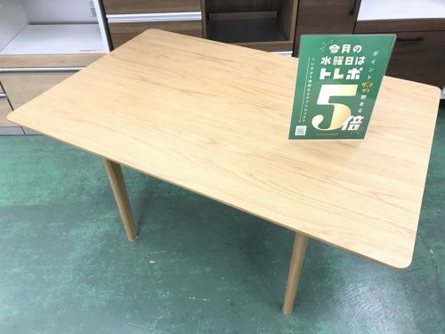 家具のテーブル