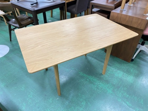 家具のテーブル