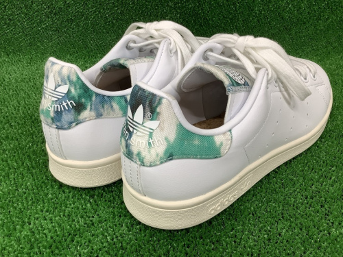 スニーカーのadidas