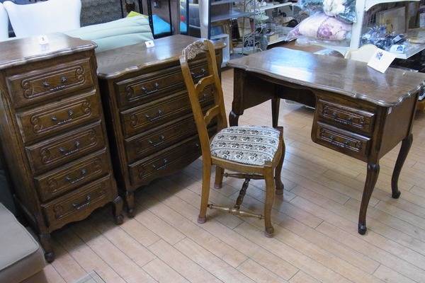 ルーマニアの輸入家具 片袖デスク＆イスセット 4段＆5段チェストの
