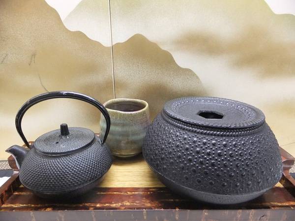 和食器コーナーから 南部鉄器 岩鋳 茶こぼし（建水）が入荷しました