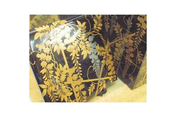 金銀蒔絵　「燕子花」重箱　明治期. Z4 豪華絢爛！！金銀蒔絵 藤 四段重箱買取入荷いたしました！！！【相模原