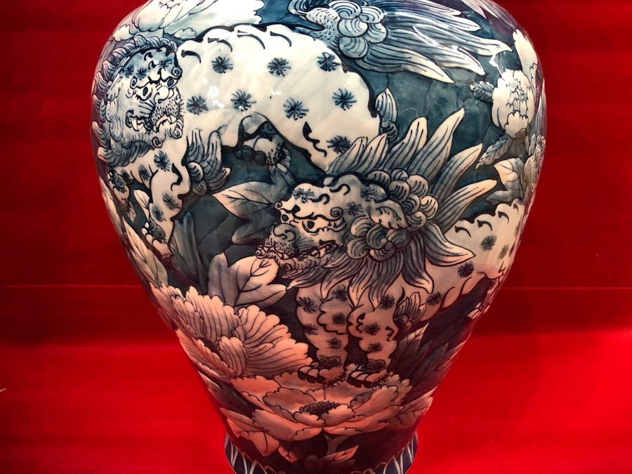 す*け様 有田焼　五代耕右ェ門作　牡丹唐獅子図　壺 WEB販売中】特大約50cm! 五代耕右衛門窯 染付獅子牡丹花瓶買取