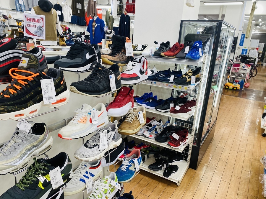 鮮やかなカラーでクッション性の高いNIKE(ナイキ)のズームダブル 鮮やかなカラーでクッション性の高いNIKE(ナイキ)のズームダブル