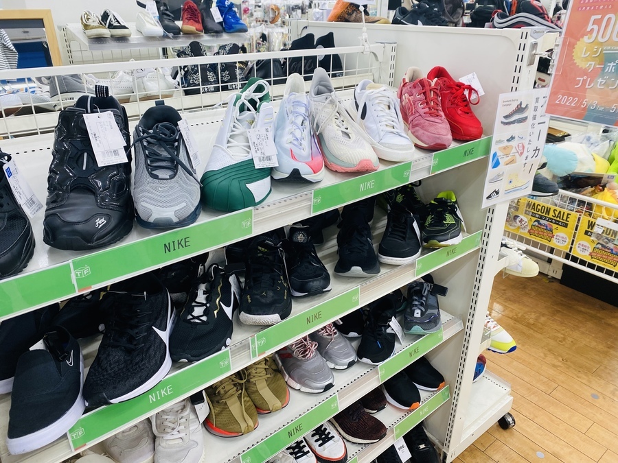 鮮やかなカラーでクッション性の高いNIKE(ナイキ)のズームダブル