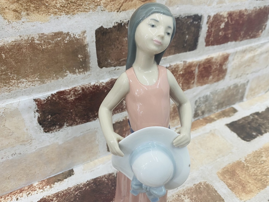 LLADRO(リヤドロ)の陶器人形「麦わら帽子を持つ少女」が買取入荷