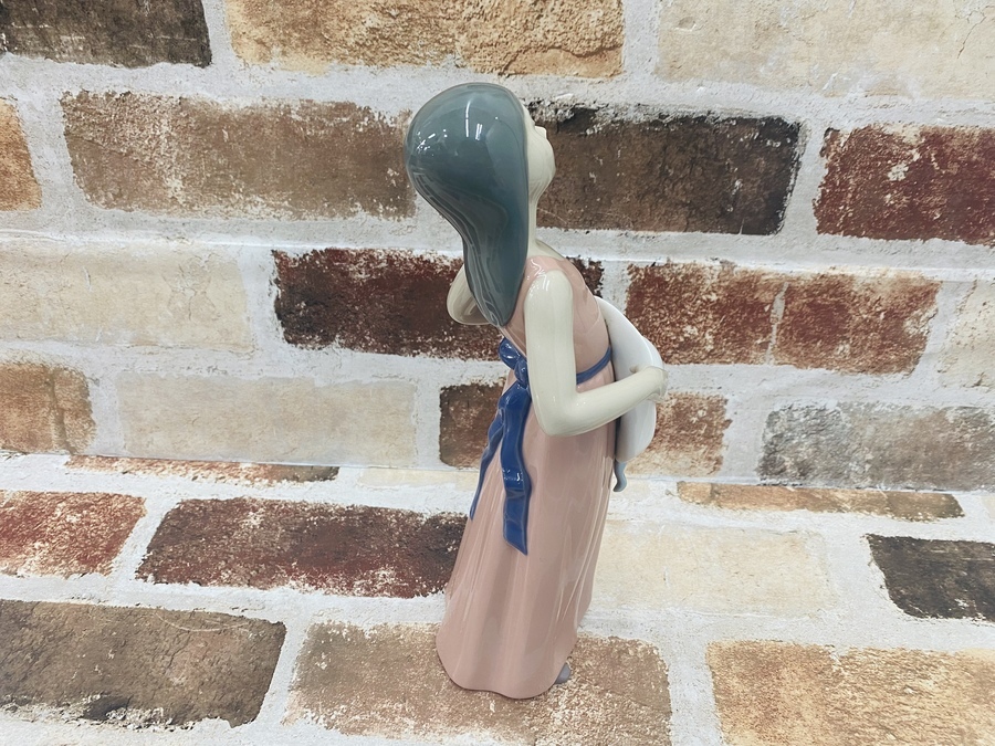 LLADRO(リヤドロ)の陶器人形「麦わら帽子を持つ少女」が買取入荷致し