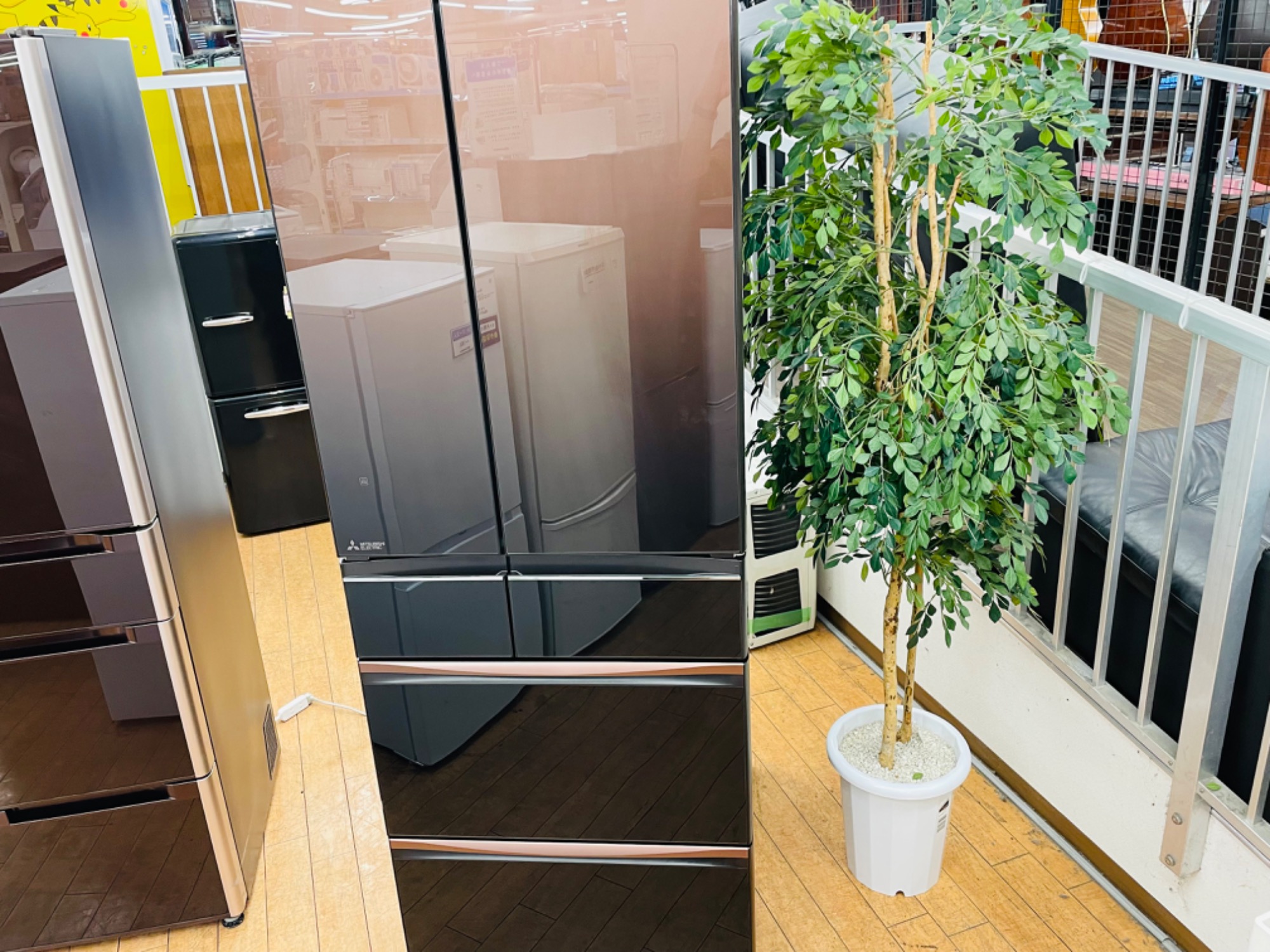 家電買取強化中】MITSUBISHI(ミツビシ)の6ドア冷蔵庫 MR-MX57F-ZT 2020