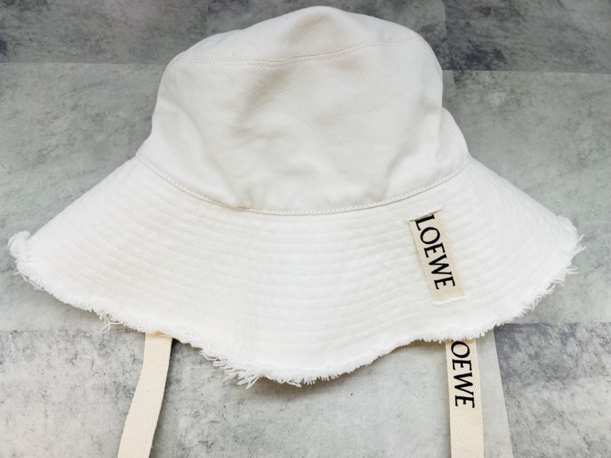 １０日まで出品⭐︎LOEWE フィッシャーマンハット　ホワイト ブランド買取強化中】LOEWE(ロエベ) フィッシャーマンハット