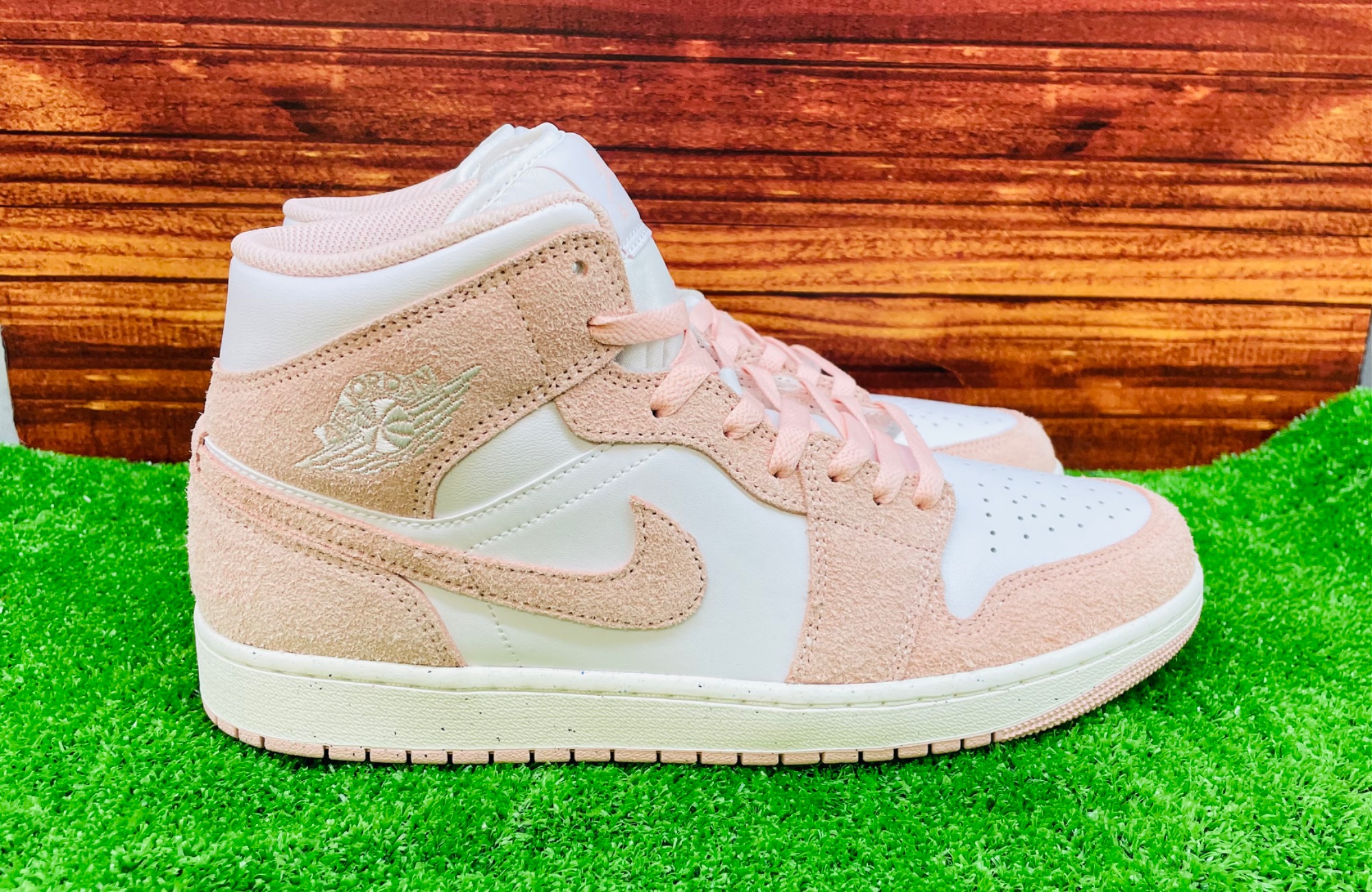 スニーカー買取強化中】 NIKE メンズホワイト×ピンク Air Jordan 1 Mid
