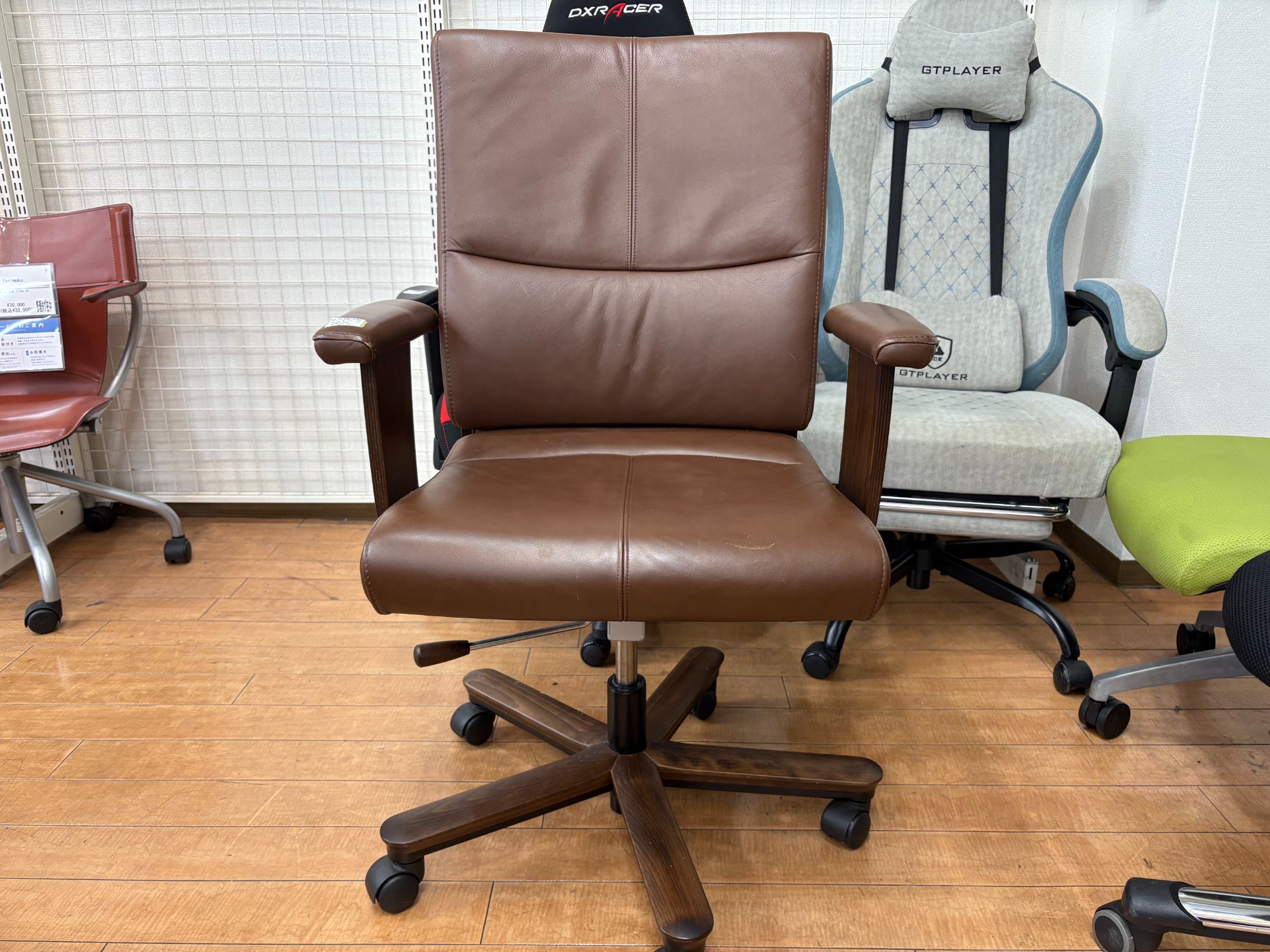 引き取り限定　リサイクルバイヤーさん歓迎　カリモク　デスクチェア 引き取り限定 リサイクルバイヤーさん歓迎 カリモク デスク