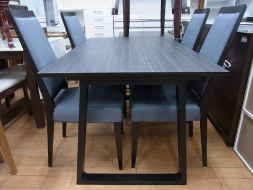 ダイニングテーブルのカリモク