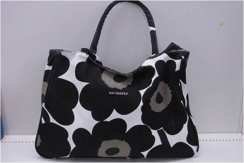 レディースファッションのカジュアルバッグ