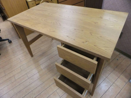 ウニコ（UNICO）のデスク