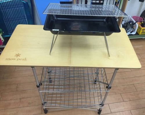 キャンプ用品のアウトドアテーブル