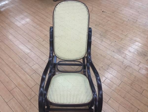 ロッキングチェアのブラウン