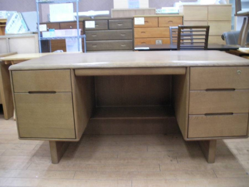 カリモクのデスク