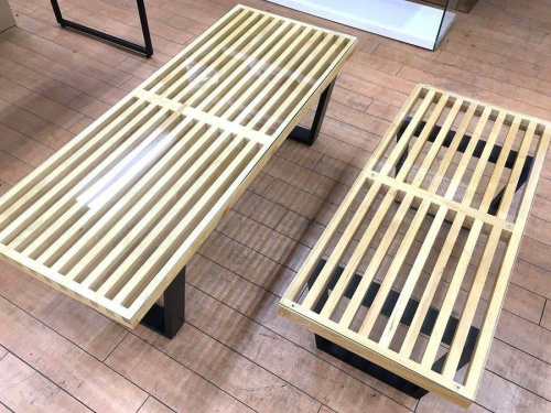 家具のテーブル