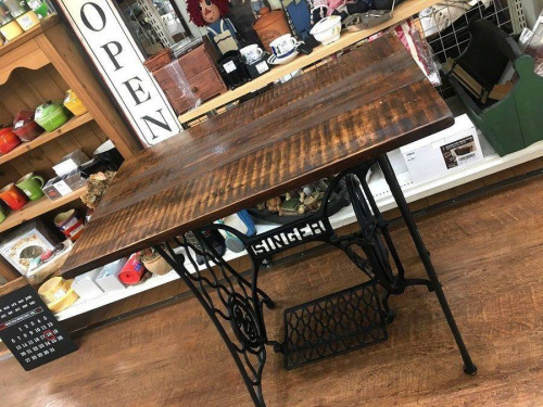 家具のテーブル