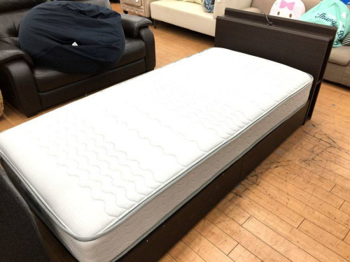 ベッドのシングルベッド