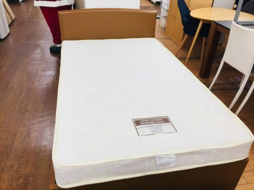 ベッドのセミダブルベッド