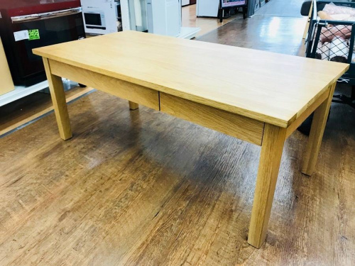 家具のテーブル