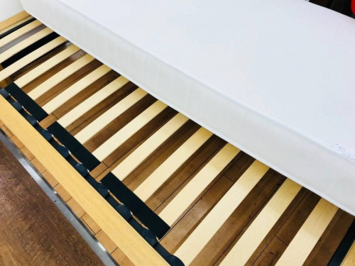 ベッドのシングルベッド