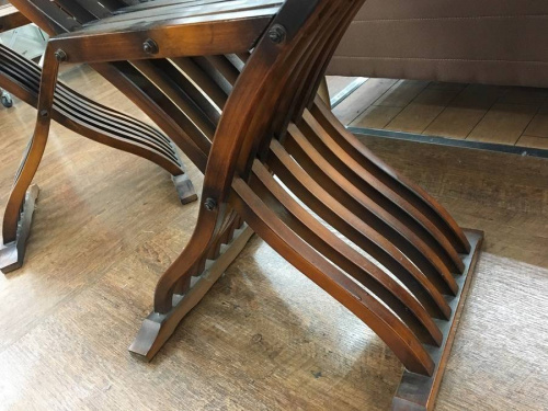 アンティーク調のチェステーブル