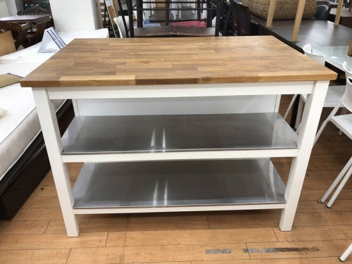 家具のテーブル
