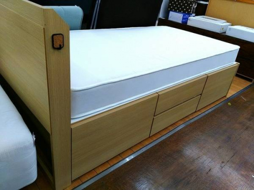 ベッドのシングルベッド