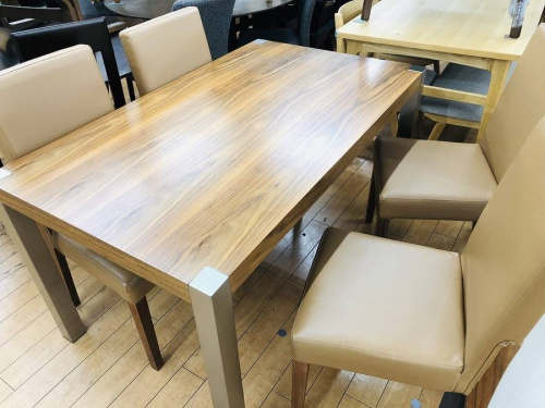 生活家具のテーブル