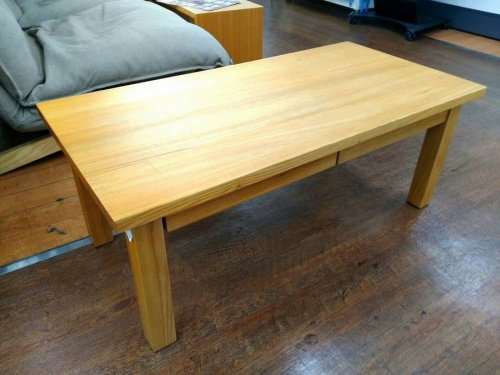 家具のテーブル