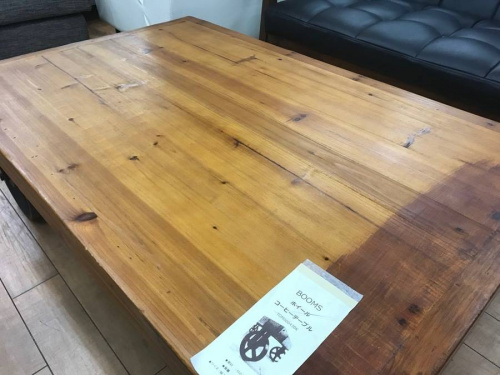 家具のテーブル