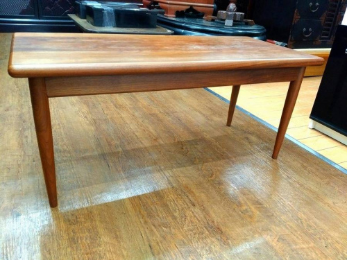 家具のローテーブル