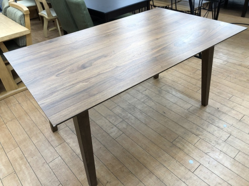 家具のダイニングテーブル