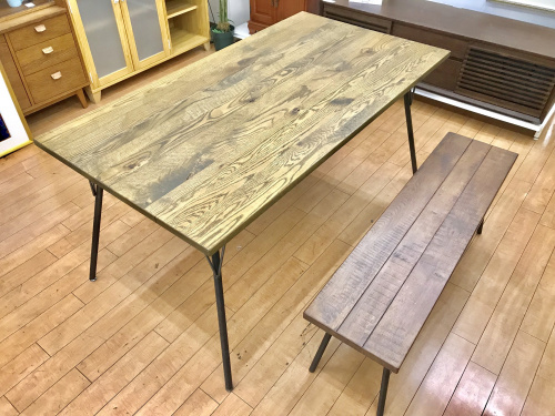 生活家具のダイニングテーブル