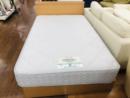 ベッドのセミダブルベッド