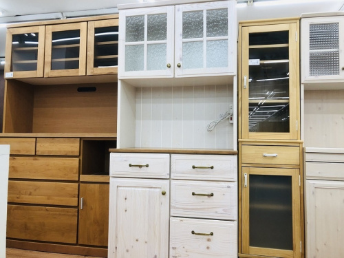 キッチン収納のカントリー調レンジボード