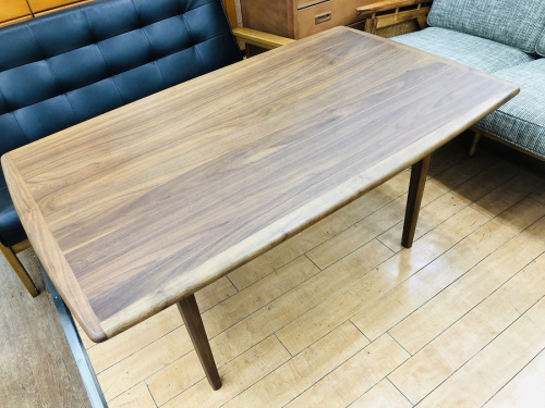 生活家具のテーブル