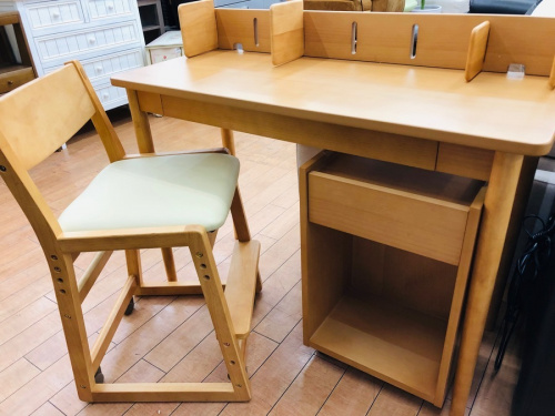 家具のテーブル