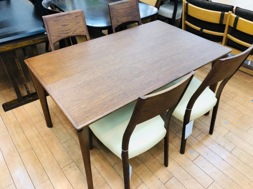 家具のテーブル