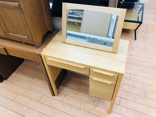 家具のドレッサー