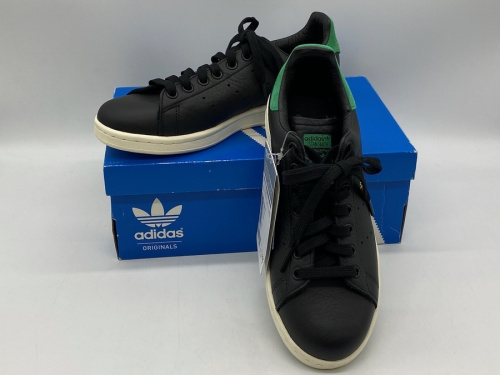 靴のスニーカー